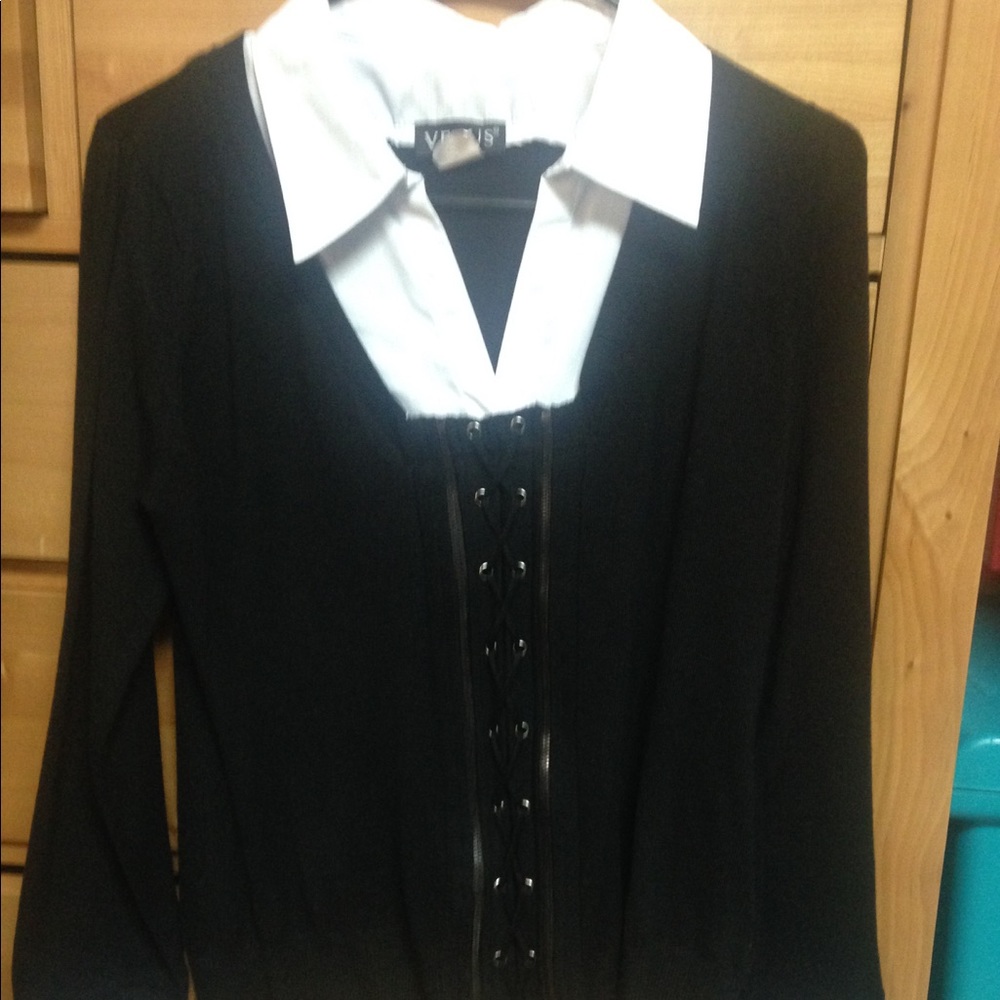 Venus sweater with white collar